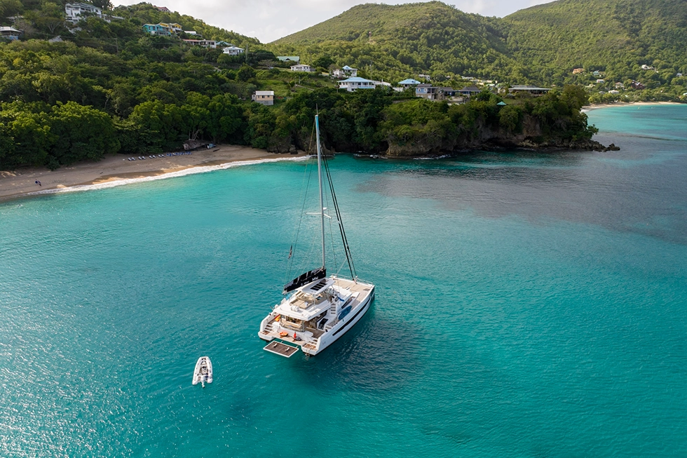 MED CAT YACHTS EN PORT GINESTA: EXPERIENCIA EN CATAMARANES DE LUJO