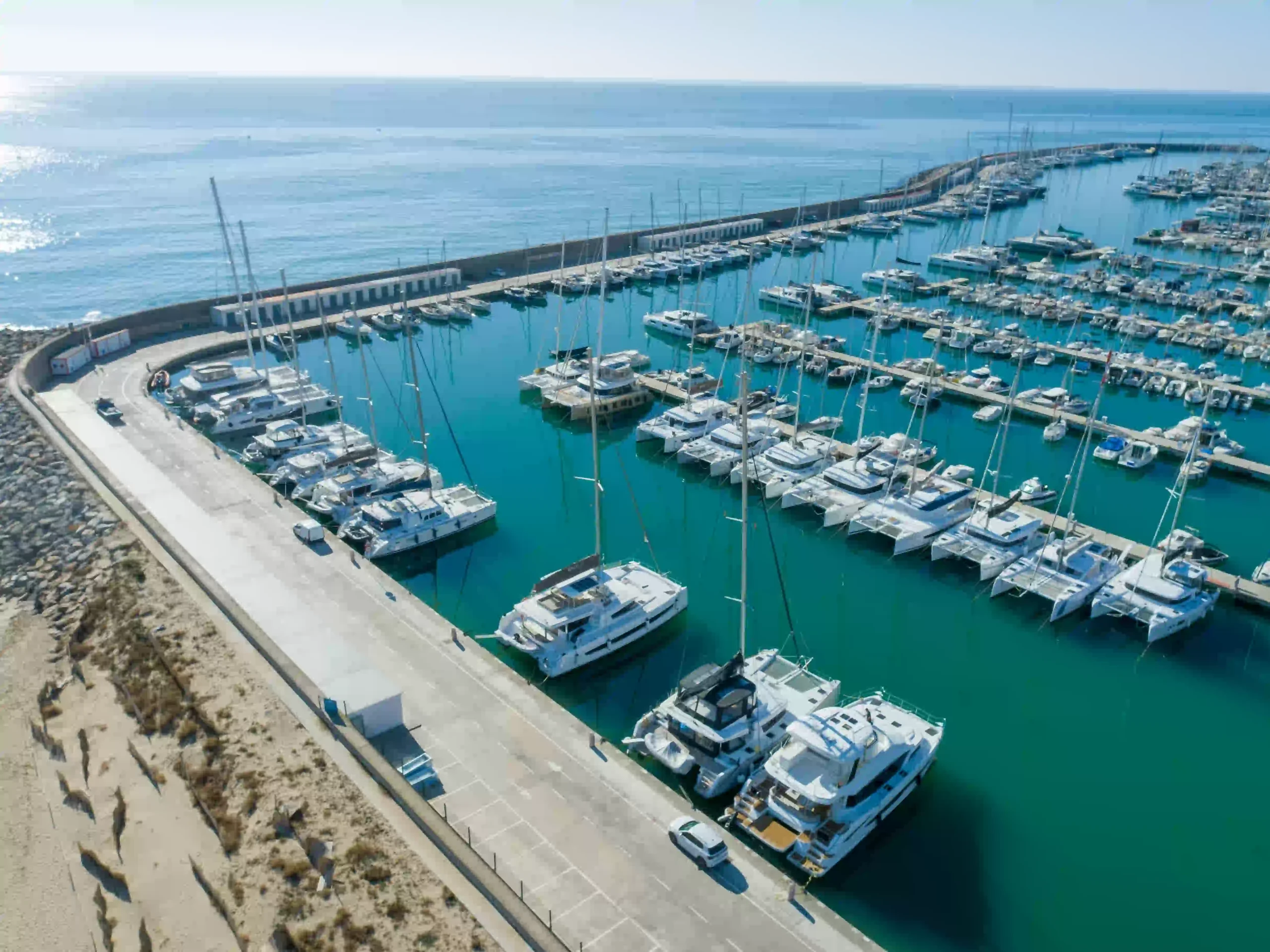 Vista aérea de Port Ginesta con embarcaciones de recreo y escuelas náuticas junto al mar Mediterráneo, cerca de Barcelona.